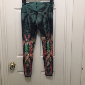 Teeki feathered size large leggings